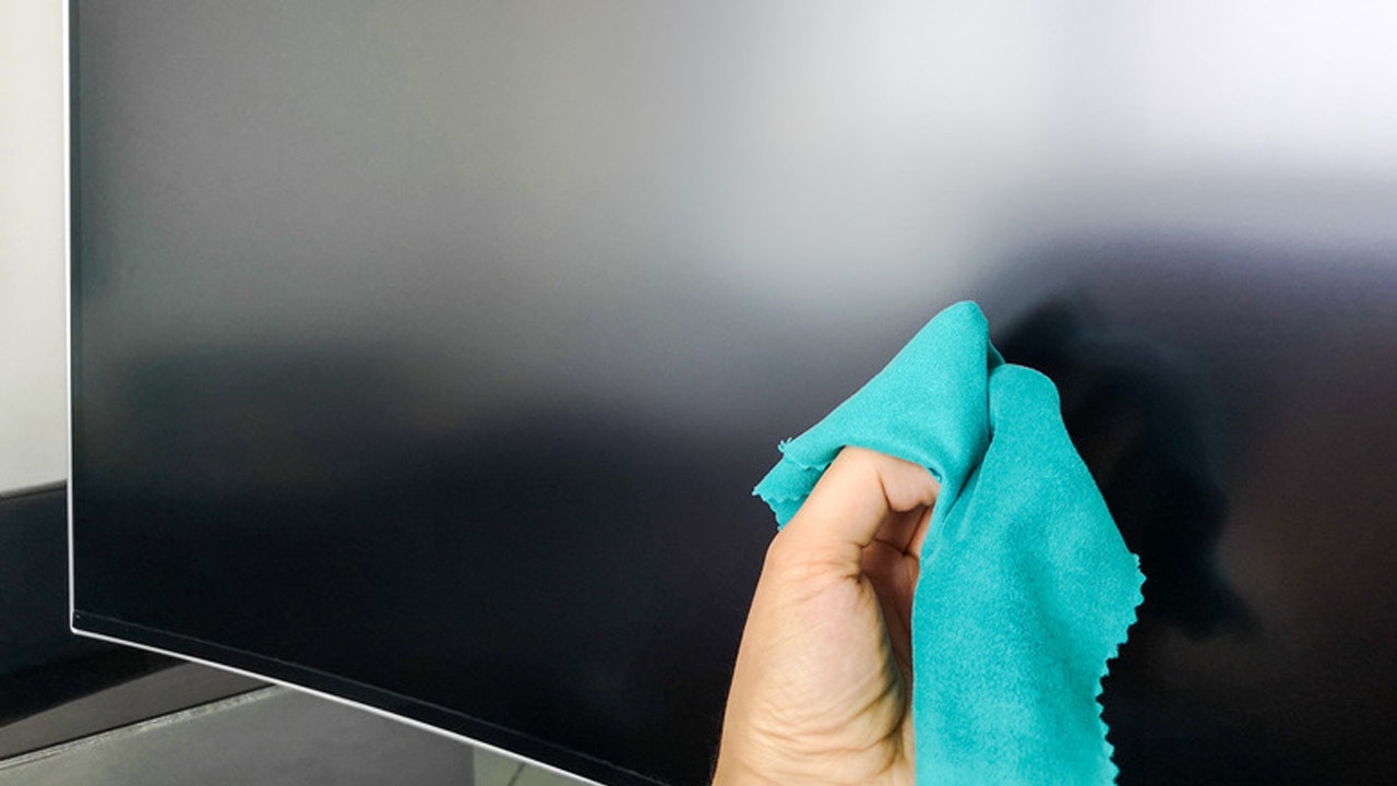 Maak het beeldscherm van je tv schoon met een vochtig microvezeldoekje